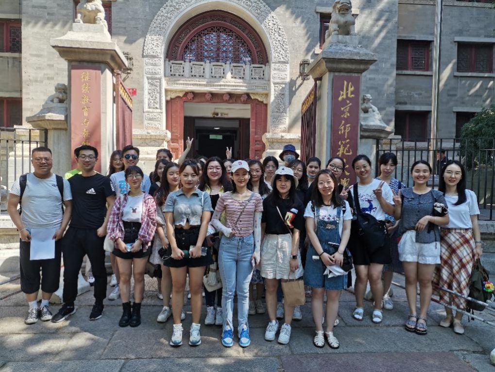 一群人站在建筑前

描述已自动生成