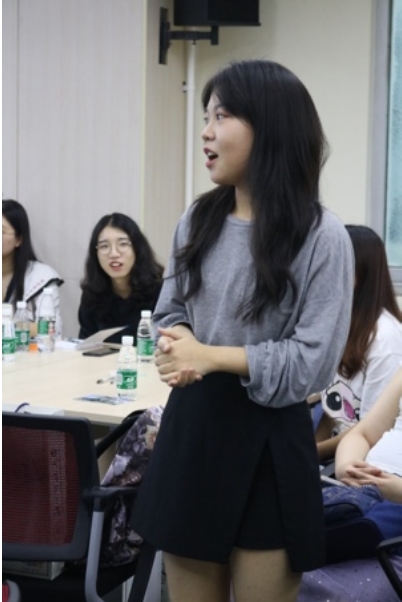 桌子上的人

中度可信度描述已自动生成