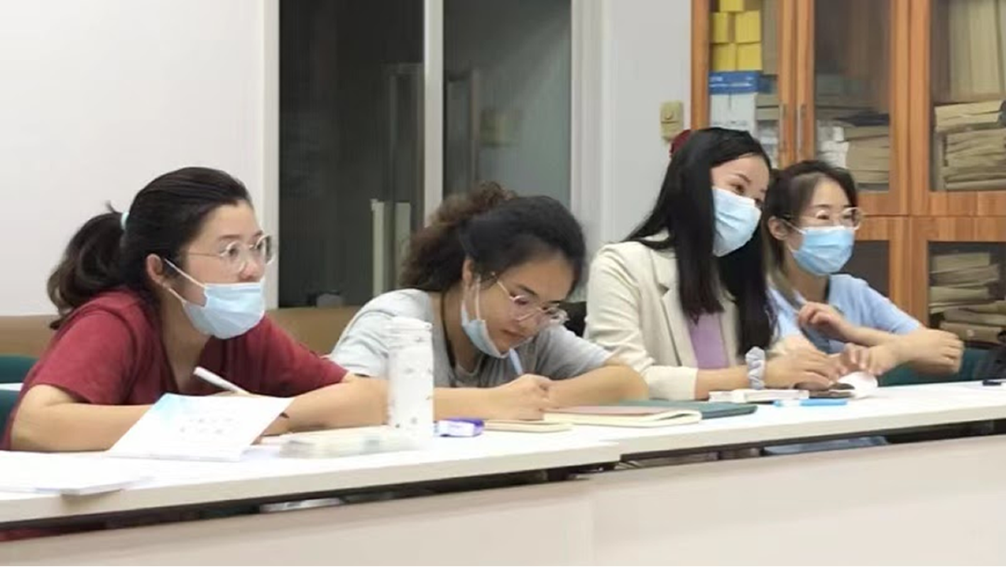 几个人在桌子前

低可信度描述已自动生成